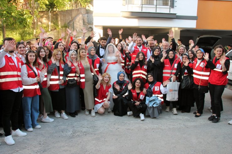 Deprem yüzünden hayalleri ertelenen genç çift, Zonguldak'ta dünyaevine girdi