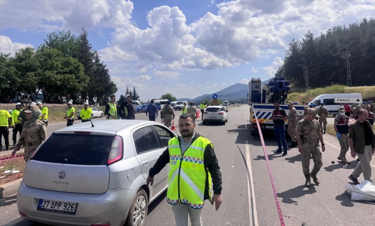 GÜNCELLEME 3 - Gaziantep'te minibüsle beton mikseri çarpıştı