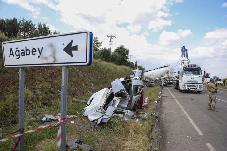 GÜNCELLEME 4 - Gaziantep'te minibüsle beton mikseri çarpıştı