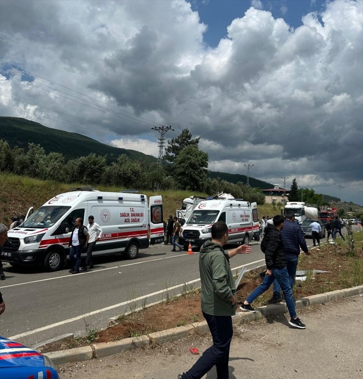 Gaziantep'te minibüsle beton mikseri çarpıştı