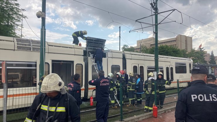 Gaziantep'te tramvayda yıldırım düşmesi nedeniyle çıkan yangın söndürüldü