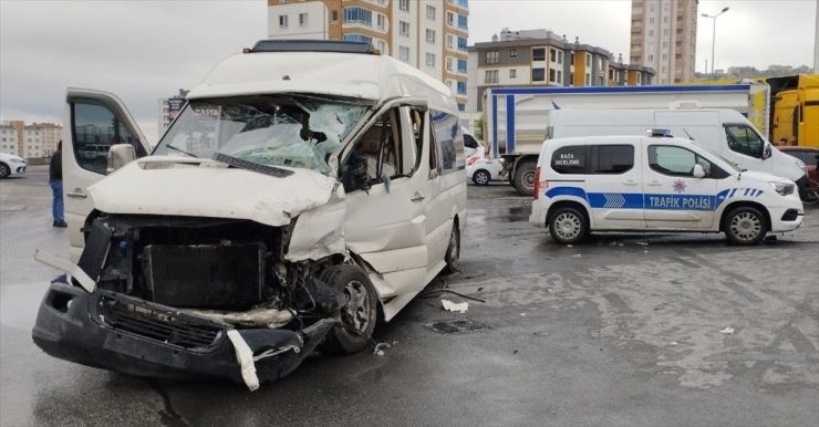 Kayseri'de 6 aracın karıştığı zincirleme trafik kazasında 6 kişi yaralandı