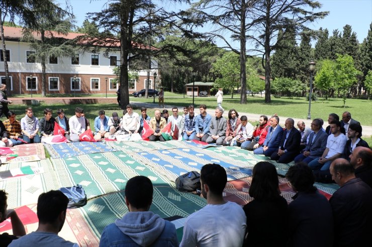 Kocaeli'de üniversite öğrencileri, İsrail'in Gazze'ye saldırılarını protesto amacıyla oturma eylemi başlattı