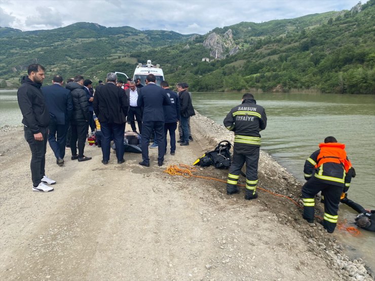 Samsun'da gölete devrilen kamyonun sürücüsü öldü