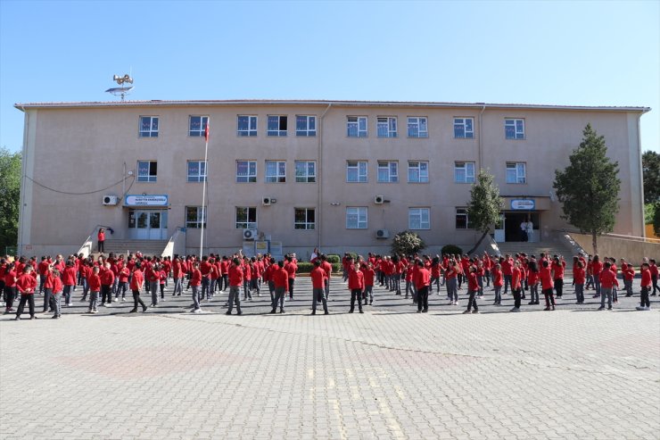 Tekirdağ'da öğrenciler derse girmeden önce okul bahçesinde egzersiz yapıyor