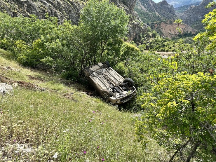 Adıyaman'da devrilen otomobildeki 4 kişi yaralandı