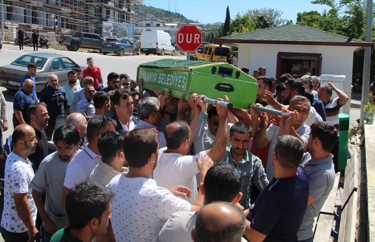 Alanya'da otomobilin çarptığı 8 yaşındaki çocuk toprağa verildi