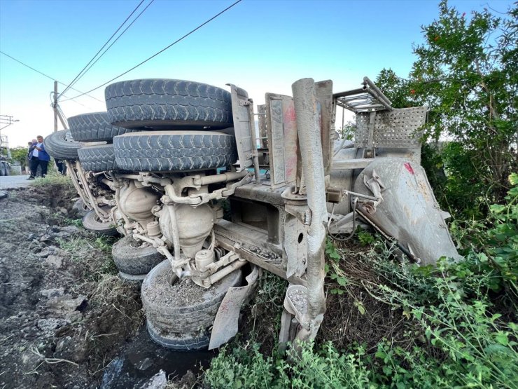 Hatay'da yolun çökmesi sonucu beton mikserinin sürücüsü yaralandı