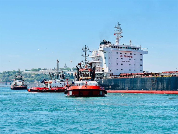 GÜNCELLEME 2 - İstanbul Boğazı'nda karaya oturan yük gemisi kurtarıldı