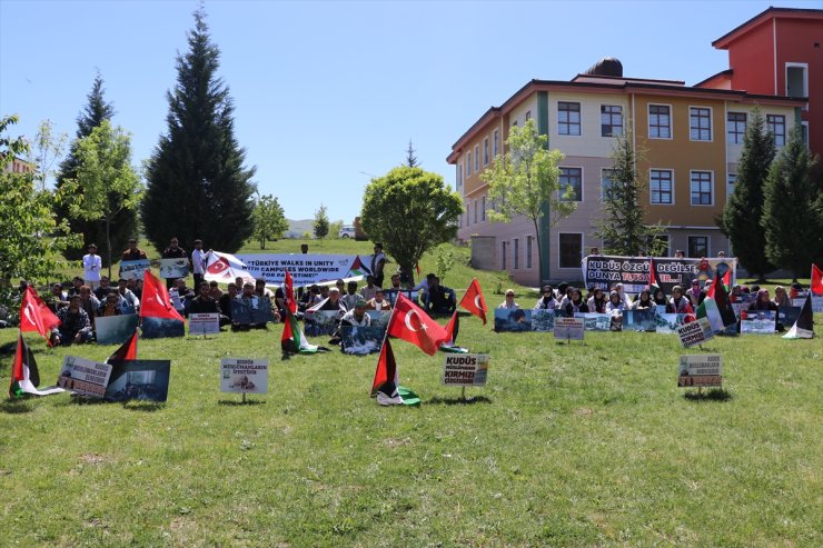 Kütahya Dumlupınar Üniversitesi öğrencileri Filistin’e destek için oturma eylemi düzenledi