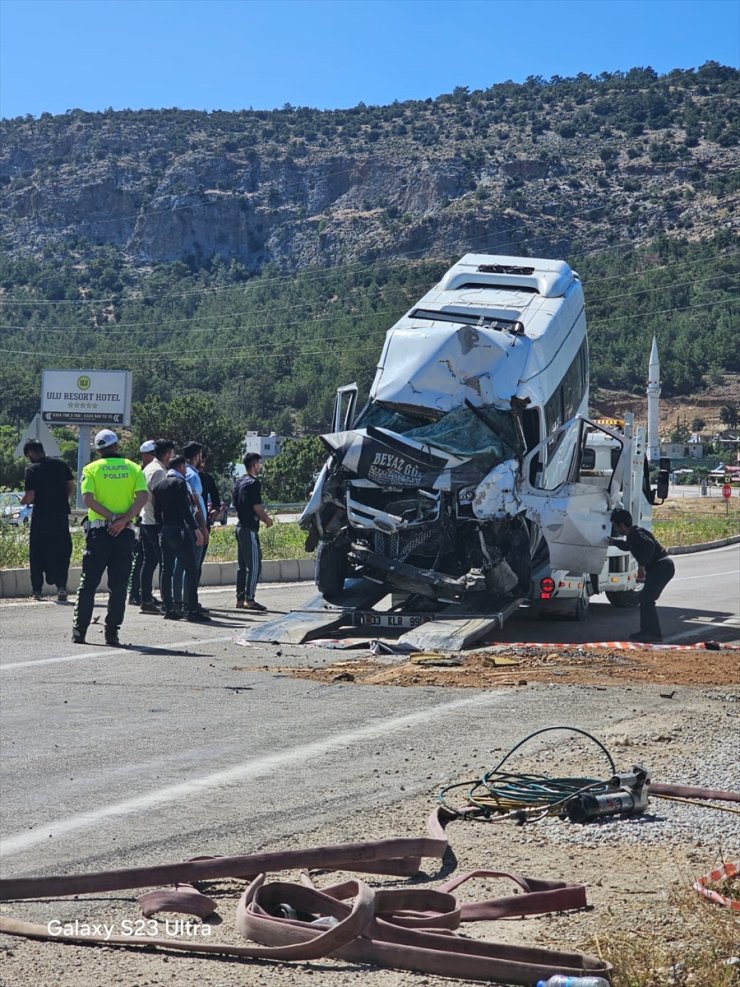 Mersin'de otobüse çarpan minibüsteki 1 kişi öldü, 2 kişi yaralandı