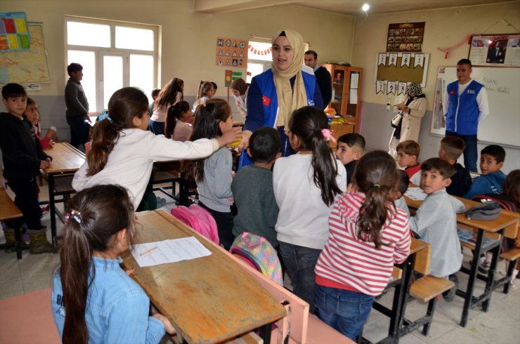 Muş'ta gönüllü gençler köy okulundaki öğrencilere tablet hediye etti