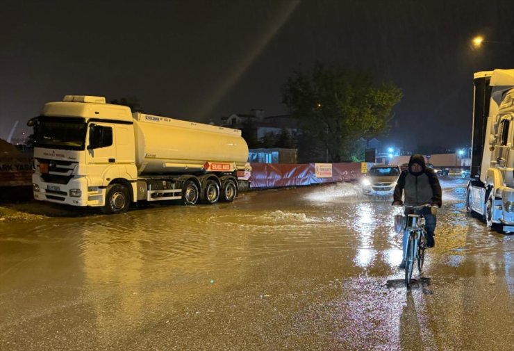 Van'da sağanak, yaşamı olumsuz etkiledi