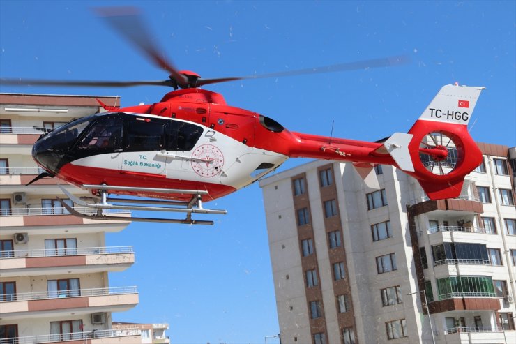 Diyarbakır'da ambulans helikopter kalça kemiği kırılan genç için havalandı