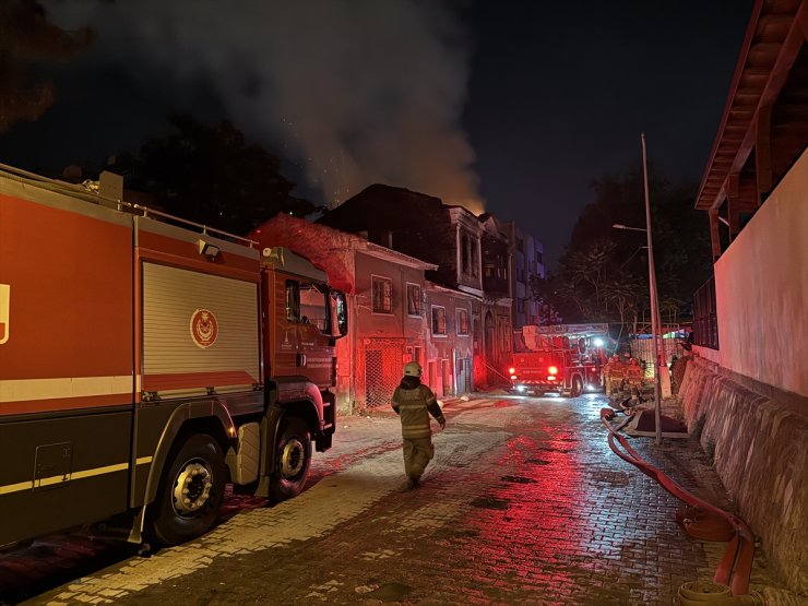 İzmir'de tarihi binada çıkan yangın kontrol altına alındı