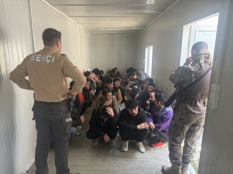 Kırklareli'nde kamyonet kasasında 36 düzensiz göçmen yakalandı