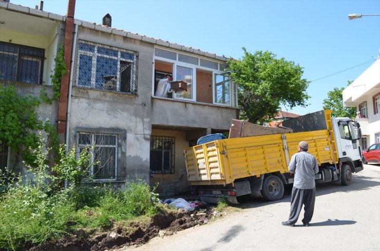 Kocaeli'de bir evden 10 kamyon çöp çıkarıldı