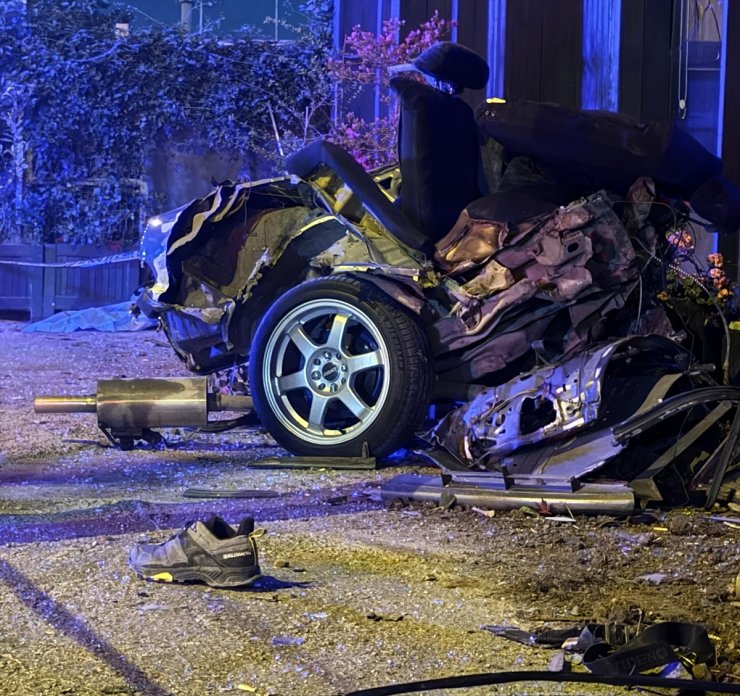 Kocaeli'de otomobil yayaya ve elektrik direğine çarptı, 1 kişi öldü, 1 kişi yaralandı