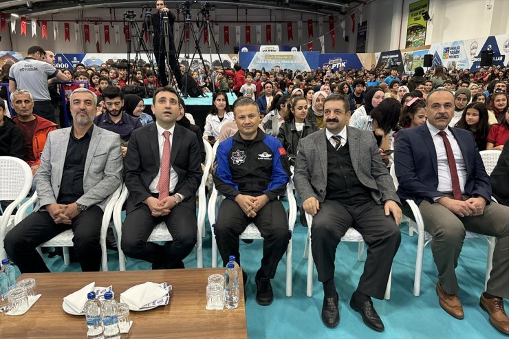 Türkiye'nin ilk astronotu Gezeravcı, Elazığ'da öğrencilerle buluştu
