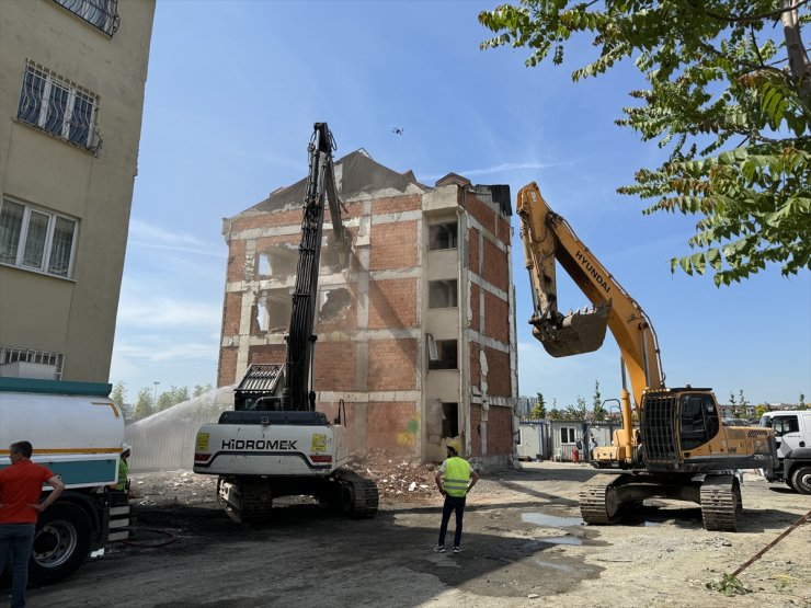 Zeytinburnu'nda kentsel dönüşüm kapsamında 6 binanın yıkımına başlandı