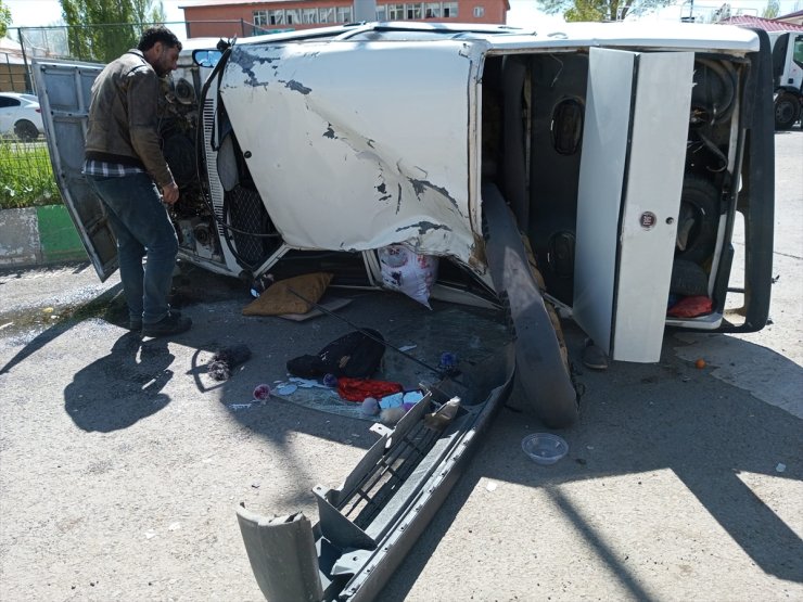 Ağrı'da otomobilin devrilmesi sonucu 3 kişi yaralandı