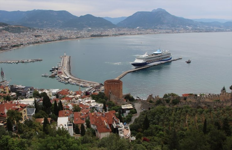 Alanya'ya yılın ilk kruvaziyeri geldi