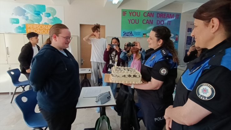 Amasya'da polislerden şehit kızına okulunda doğum günü sürprizi