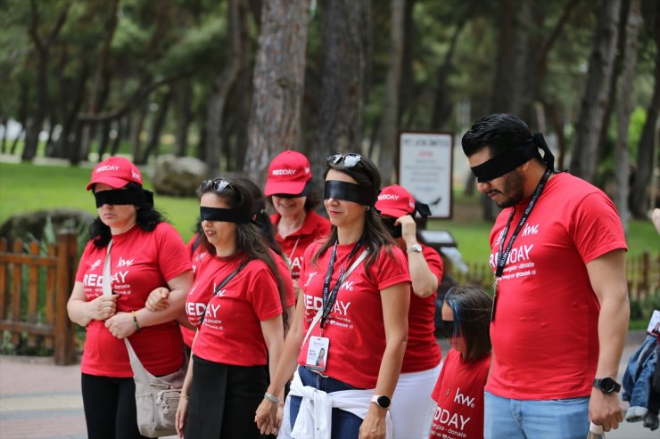 Antalya'da görme engelliler için farkındalık yürüyüşü düzenledi