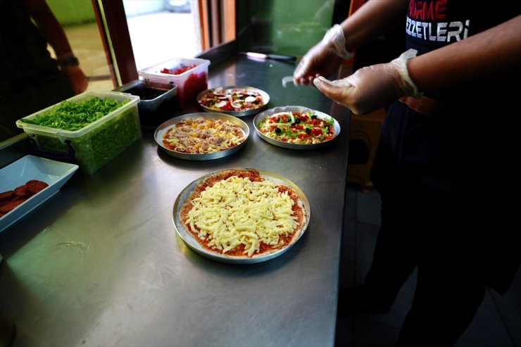 Çölyak hastası kızı ve yeğeni için yaptığı pizzayı aynı rahatsızlığı bulunanlara sunuyor