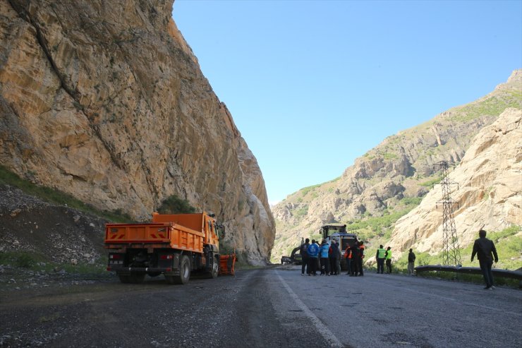 GÜNCELLEME - Dağdan düşen kaya parçaları nedeniyle kapanan Hakkari-Çukurca kara yolu açıldı