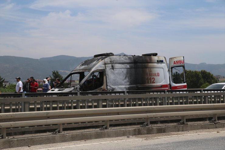 Hatay'da seyir halindeki ambulansta yangın çıktı