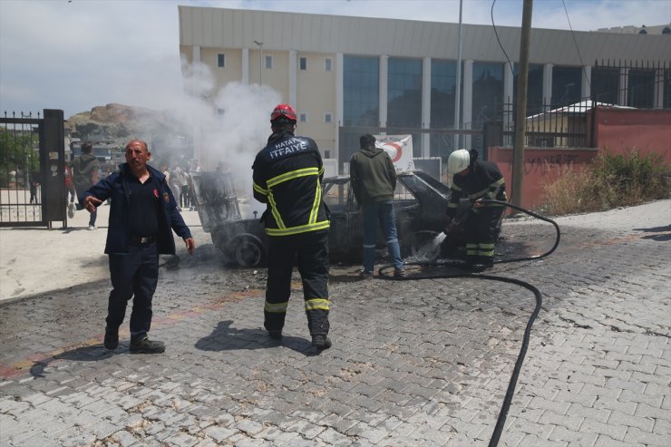 Hatay'da seyir halindeki otomobilde çıkan yangın söndürüldü