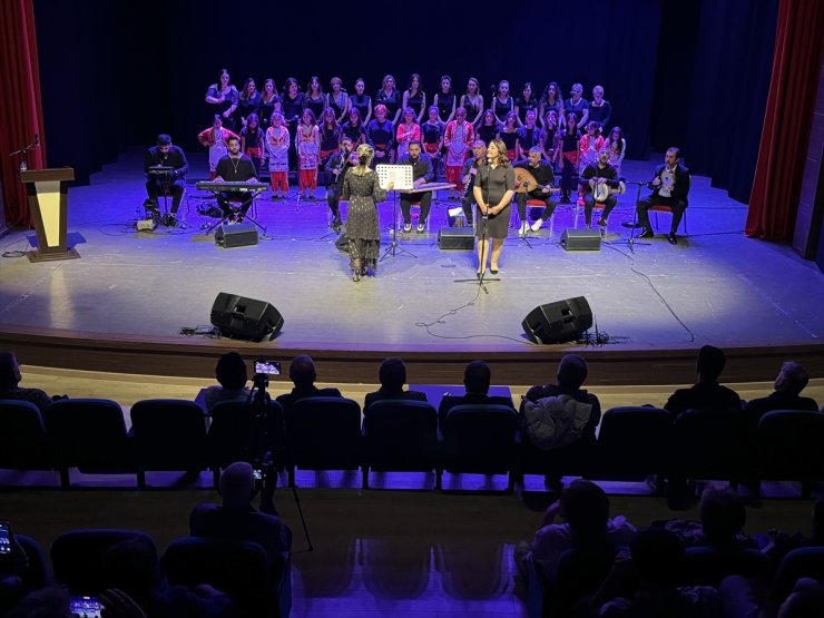 Tekirdağ'da Roman öğrenciler ve öğretmenlerinden oluşan koro konser verdi