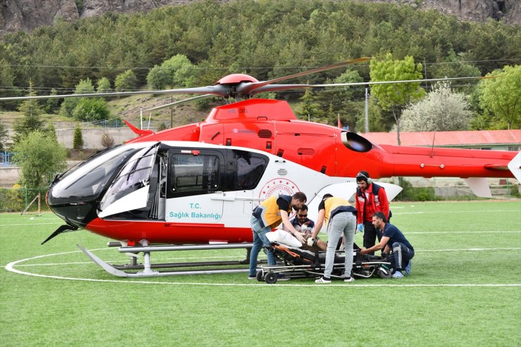 Testere ile parmağı kesilen kişi ambulans helikopterle Trabzon'a sevk edildi