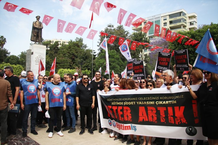 Adana ve çevre illerde eğitim sendikaları okul müdürünün öldürülmesini protesto etti