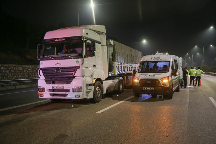 Bursa'da tıra arkadan çarpan hafif ticari aracın sürücüsü yaşamını yitirdi