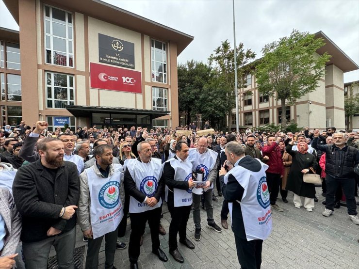 İstanbul'daki eğitim sendikalarından öldürülen lise müdürü için protesto