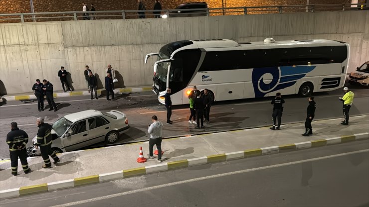 Karabük'te yolcu otobüsüyle çarpışan otomobildeki 2 kişi yaralandı