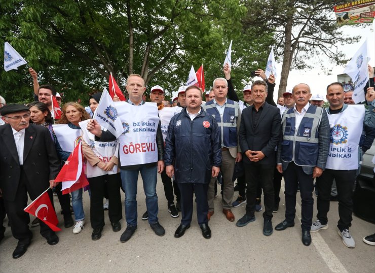 Öz İplik İş Sendikasının yöneticileri Bursa'da eylem yapan işçileri ziyaret etti