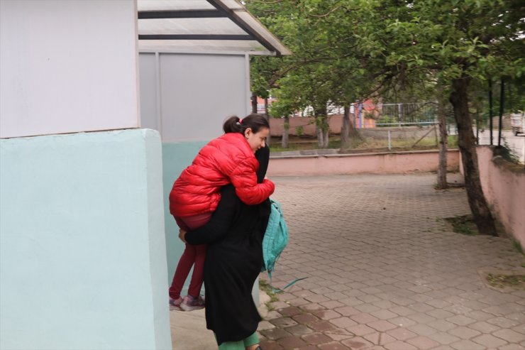 Serebral palsili kızının eğitimi için 7 yıldır sabahtan akşama okulda bekliyor