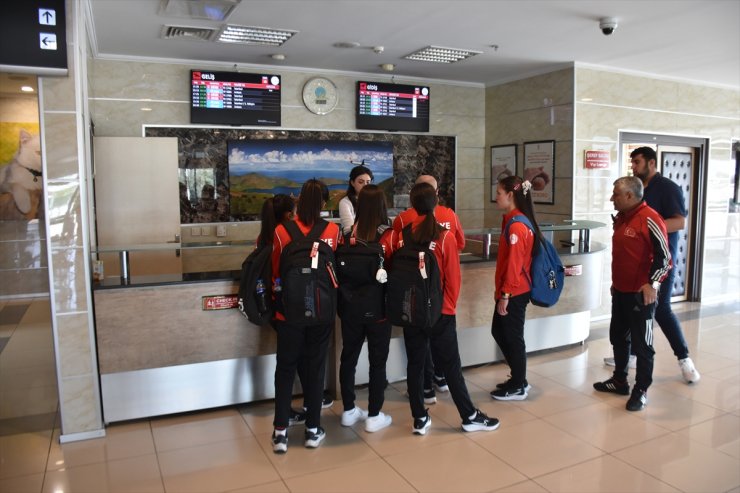 Vanlı atlet kızlar, "Dünya Liseler Arası Kros Şampiyonası" için Kenya'ya uğurlandı