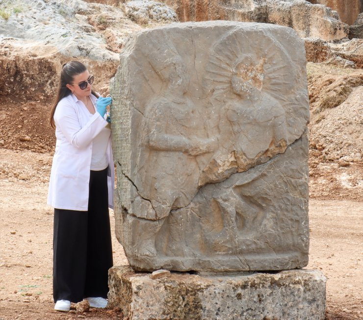 Adıyaman'da restorasyonu tamamlanan tokalaşma anıtı ve yazıt Perre Antik Kenti'nde sergilenecek