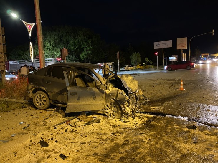 Ankara'da hafif ticari araç ile otomobil çarpıştı, 2 kişi yaralandı