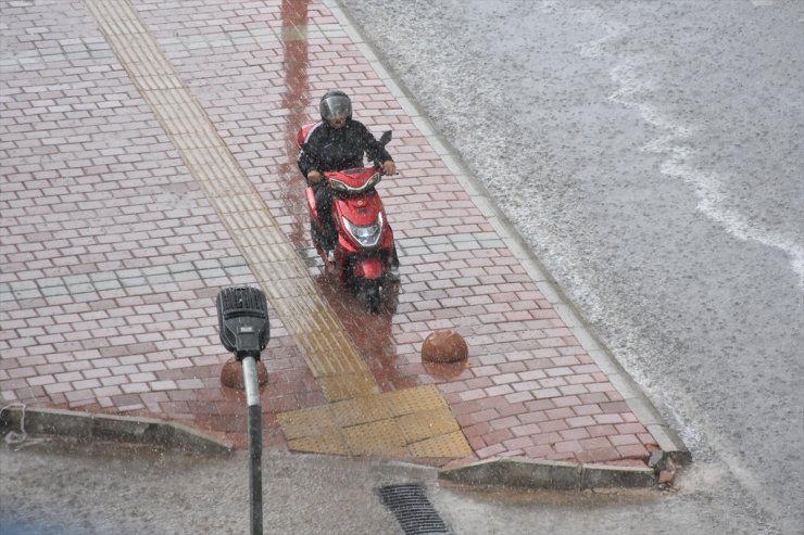 Antalya'da kuvvetli yağış etkili oldu