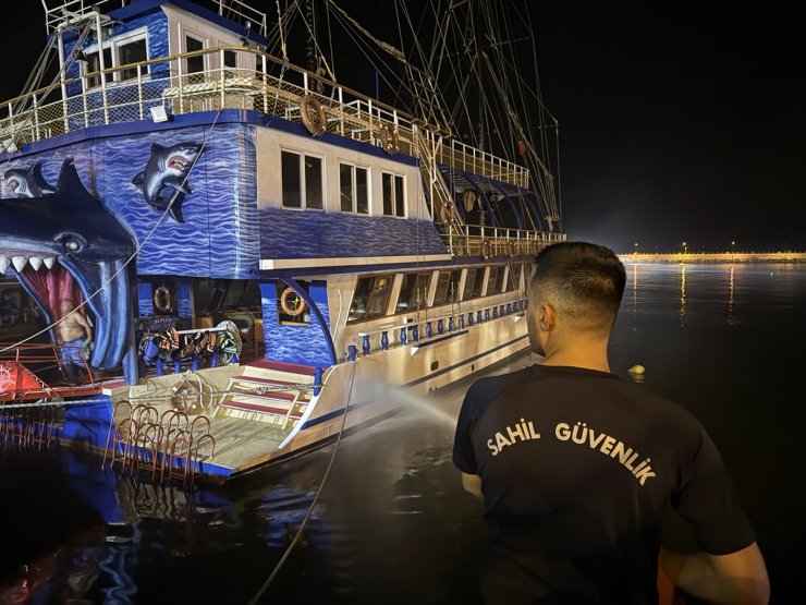 Antalya'da yangın çıkan tur teknesi hasar gördü