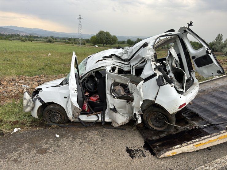 GÜNCELLEME - Bingöl'de trafik levhasına çarpan hafif ticari araçtaki 1 kişi öldü, 3 kişi yaralandı