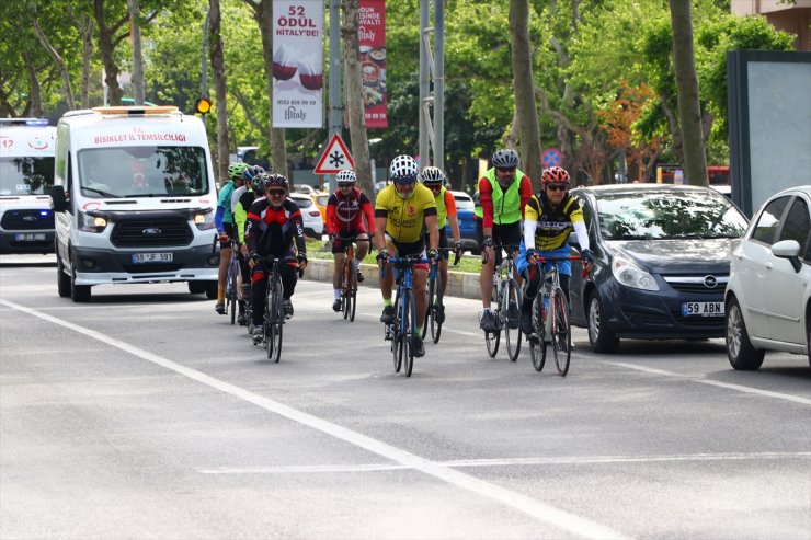 Bisikletçilerin Selanik'ten Samsun'a taşıdığı "Ata toprağı" Tekirdağ'a ulaştı