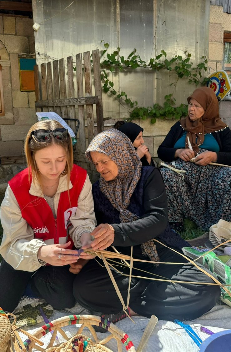 Bolu'da Kızılay gönüllüsü kadınlar köylerdeki hemcinslerine günlük işlerinde yardımcı oldu