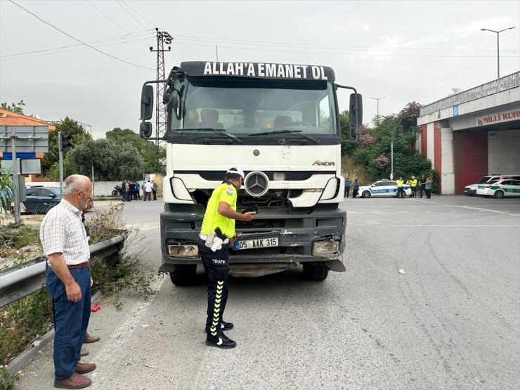 Hatay'da freni arızalanan kamyon 4 araca çarptı, 2 kişi yaralandı