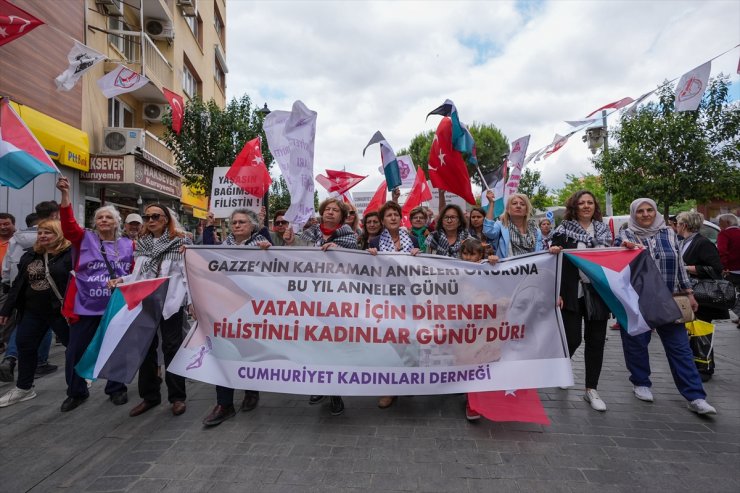 İzmir'de Cumhuriyet Kadınları Derneğinden Gazzeli annelere destek yürüyüşü